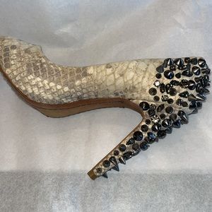 SAM ELDERMAN spiked white snake print heels. 6.5